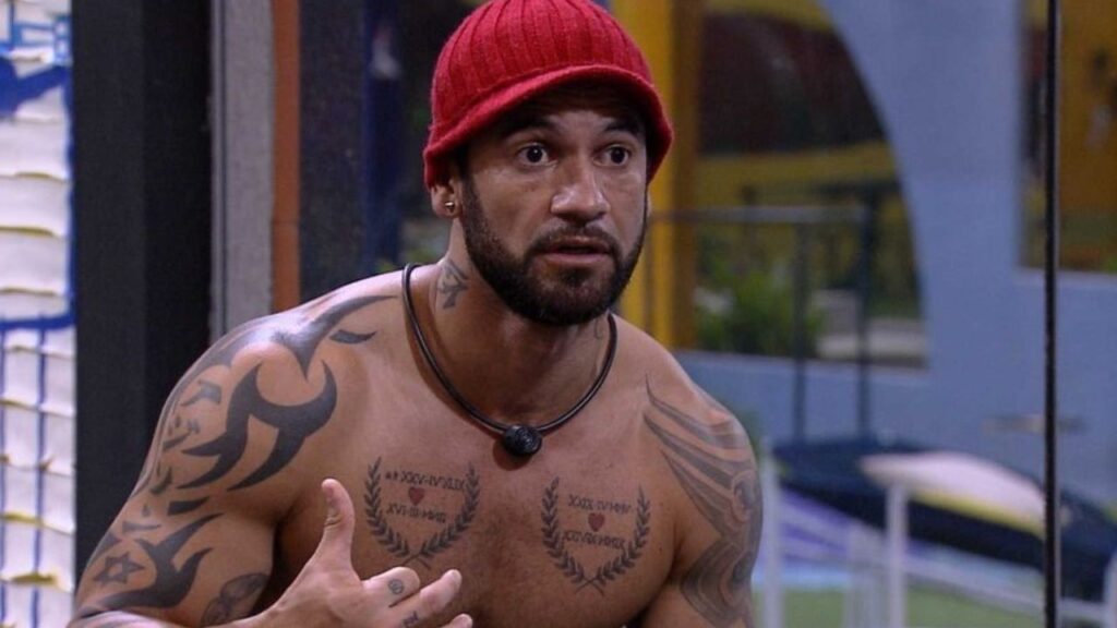 Varginha contrata Hadballa: Sem camisa, ex-jogador Hadballa conversa no BBB 20