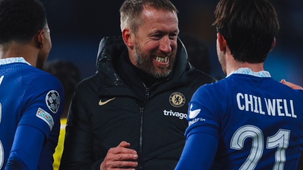 Chelsea demite Graham Potter e busca novo técnico - Graham Potter comemora vitória do Chelsea e cumprimenta o lateral Chilwell