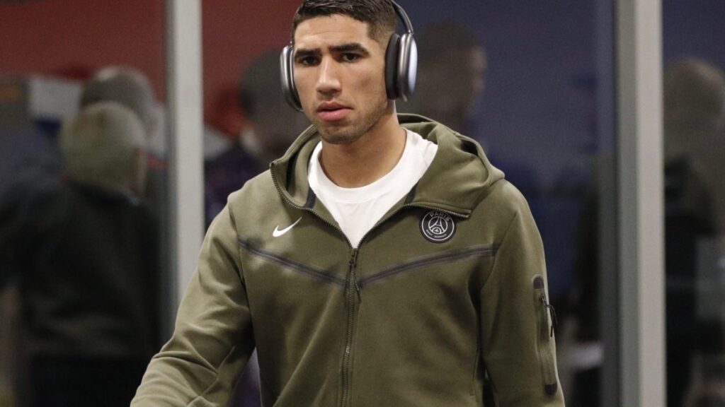 Hakimi se divorcia de atriz e bens do atleta estão no nome da mãe; Entenda o caso - Hakimi, do PSG, caminha com fones no ouvido antes de jogo do PSG