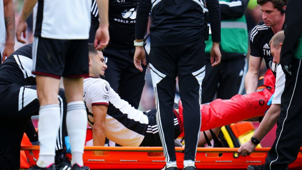 Ex-Flamengo, Andreas Pereira fratura o tornozelo em jogo da Premier League - Andreas Pereira, do Fulham, é colocado na maca e tem o tornozelo imobilizado antes de ser retirado de campo