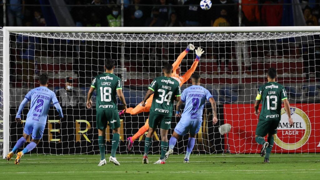 Palmeiras perde do Bolívar em sua estreia na Libertadores 2023 - Marcelo Lomba espalma bola para o alto em cobrança de falta do Bolívar