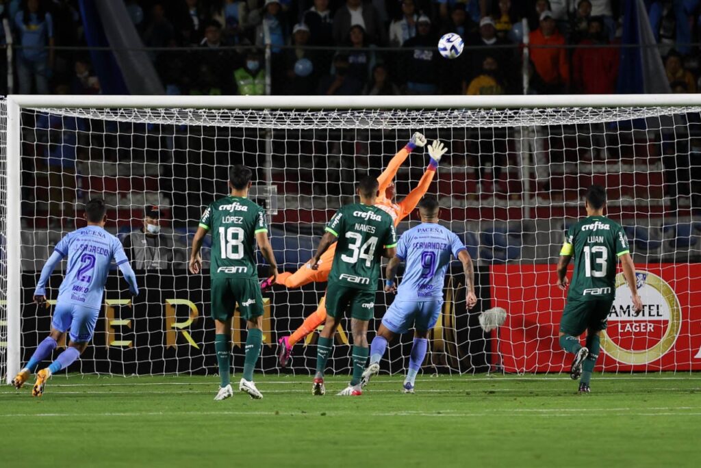 Palmeiras perde do Bolívar em sua estreia na Libertadores 2023 - Marcelo Lomba espalma bola para o alto em cobrança de falta do Bolívar