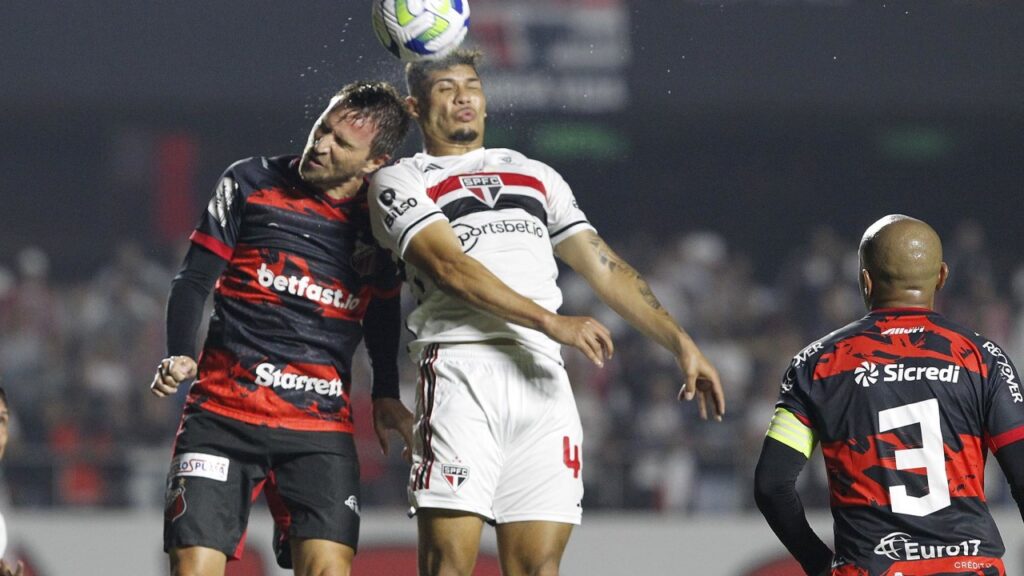 São Paulo empata com o Ituano no Morumbi, pela 3ª fase da Copa do Brasil - Erison, do São Paulo, cabeceia a bola em disputa com o zagueiro do Ituano