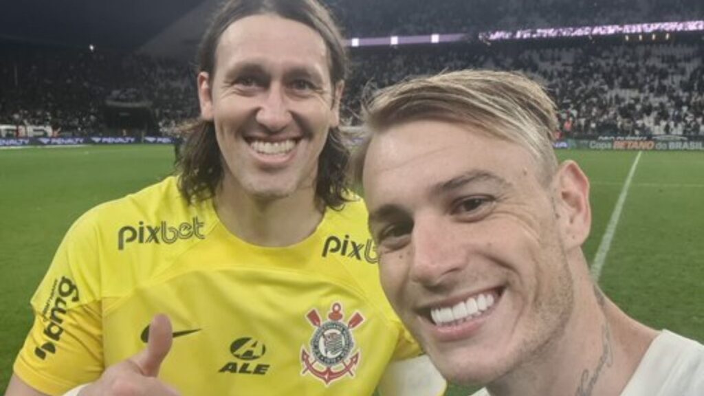 Cássio e Roger Guedes comemoram classificação na Copa do Brasil