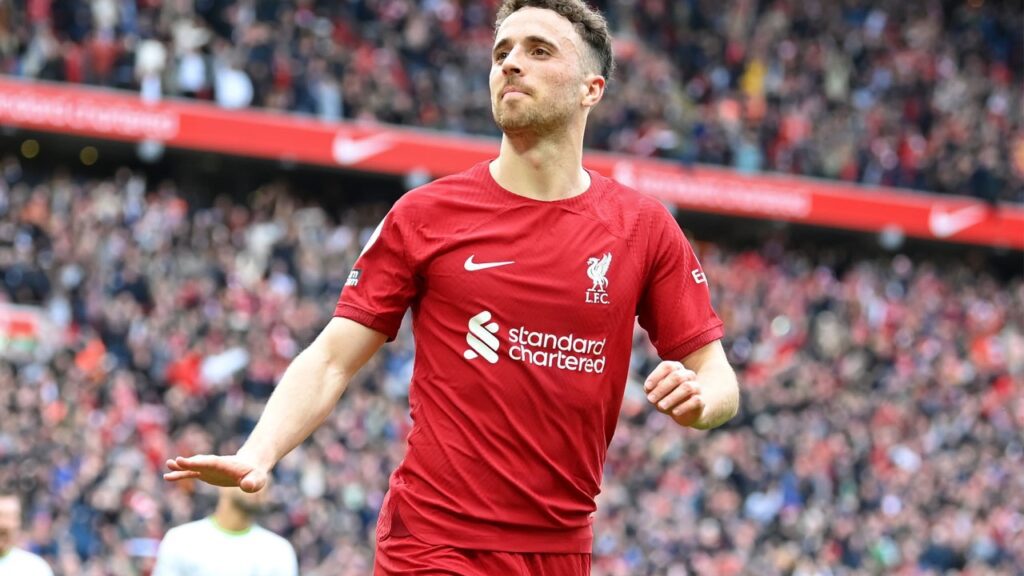 Liverpool vence o Tottenham em jogo de 7 gols na Premier League - Diogo Jota, do Liverpool, comemora gol contra o Tottenham pedindo calma