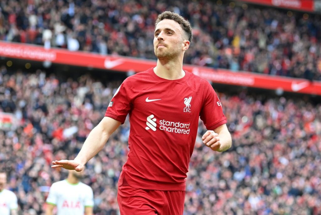 Liverpool vence o Tottenham em jogo de 7 gols na Premier League - Diogo Jota, do Liverpool, comemora gol contra o Tottenham pedindo calma