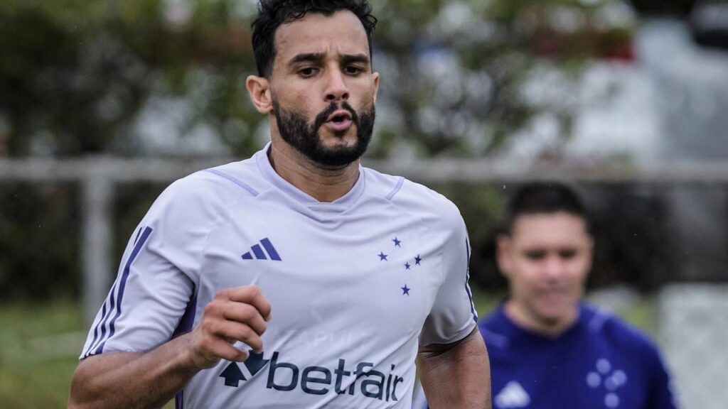 Henrique Dourado pode estrear pelo Cruzeiro: Atacante Henrique Dourado em treino do Cruzeiro