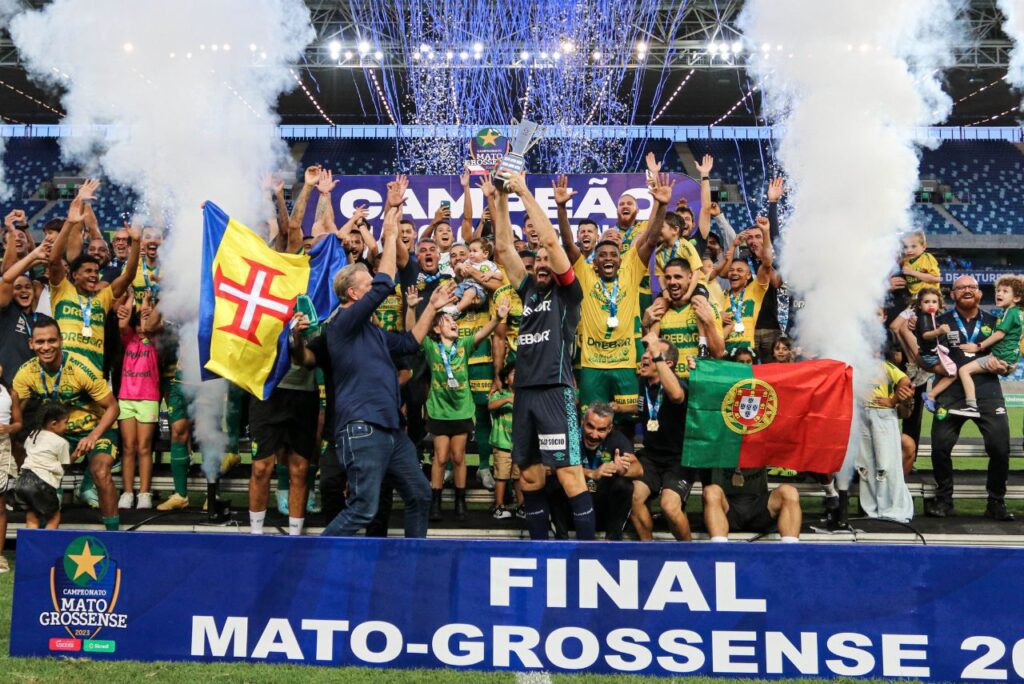 Campeões estaduais: Elenco do Cuiabá comemora título com taça do Campeonato Mato-grossense