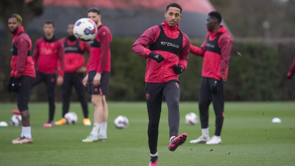 João Pedro no Brighton: Ex-Fluminense deve voltar à Premier League - João Pedro, jogador do Watford, chutando de perna esquerda em um treinamento do Watford