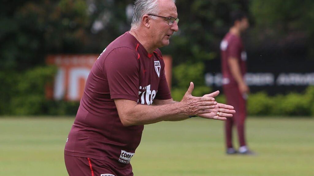 São Paulo contrata Dorival Júnior: Treinador Dorival Júnior gesticula em treino do São Paulo em Cotia