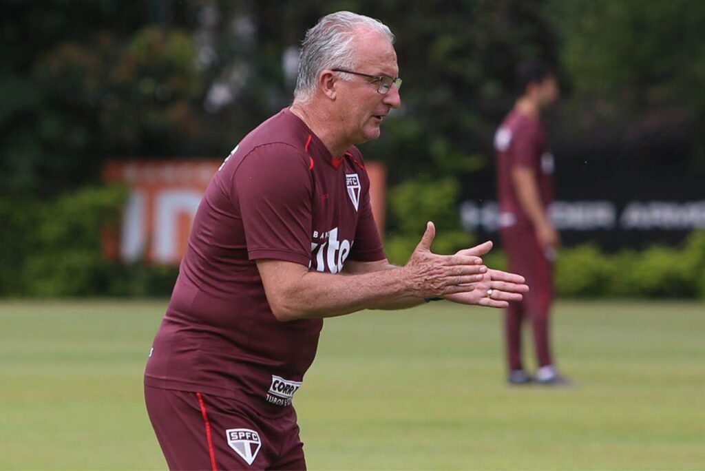 São Paulo contrata Dorival Júnior: Treinador Dorival Júnior gesticula em treino do São Paulo em Cotia