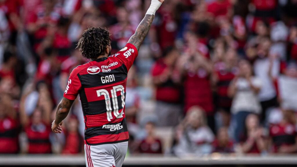 Flamengo vence o Coritiba: Atacante Gabigol, de costas e apontando para cima, comemora gol pelo Flamengo contra o Coritiba no Maracanã no Brasileirão