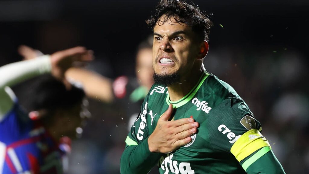 Palmeiras vence o Cerro Porteño de virada e reage na Libertadores - Gustavo Gómez, do Palmeiras, bate no peito em comemoração ao gol que marcou, de empate contra o Cerro Porteño