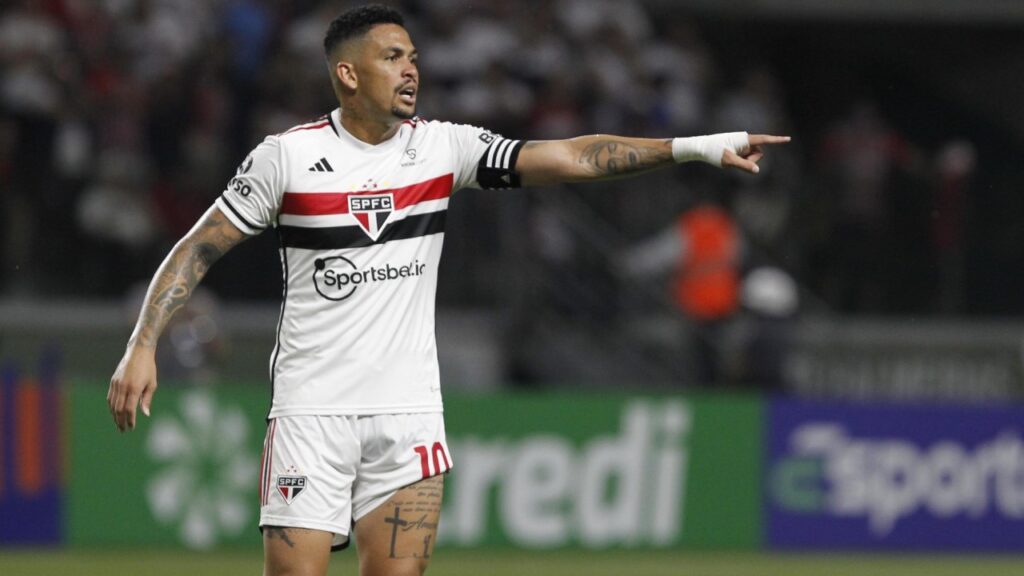 Tigre x São Paulo na Copa Sul-Americana: Saiba onde assistir ao vivo, horário e escalações - Luciano, atacante do São Paulo, aponta para alguém em campo