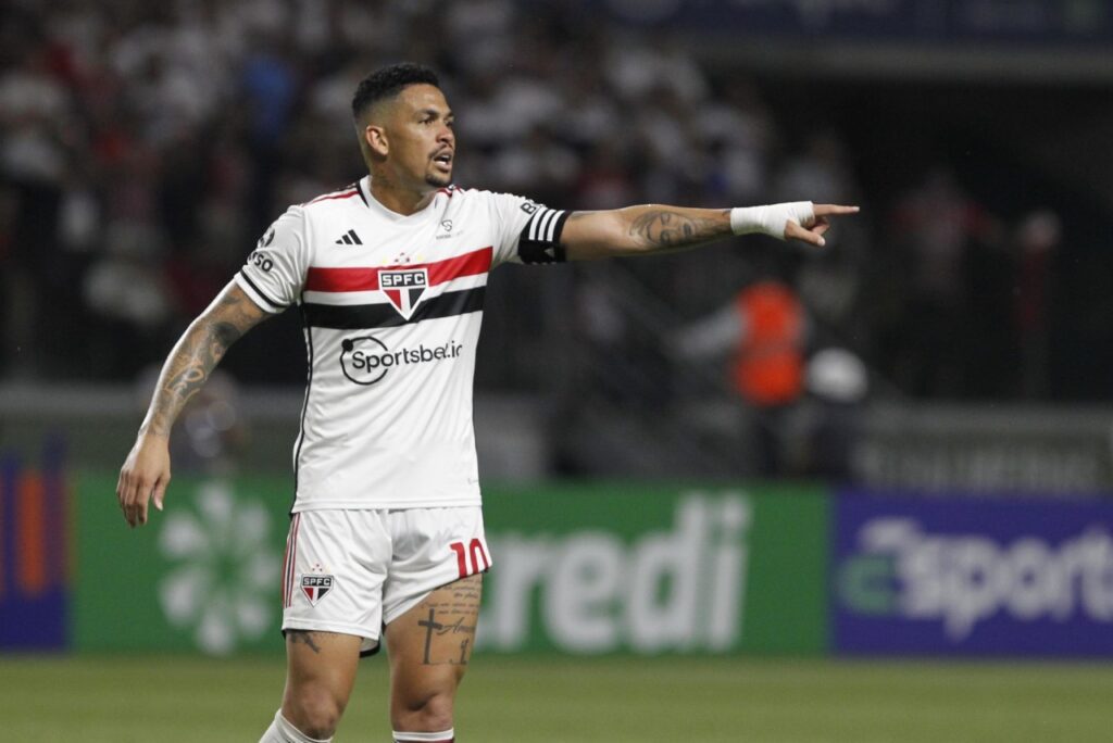 Tigre x São Paulo na Copa Sul-Americana: Saiba onde assistir ao vivo, horário e escalações - Luciano, atacante do São Paulo, aponta para alguém em campo