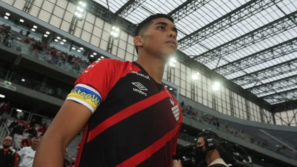 Athletico renova com Julimar: De baixo, atacante Julimar, do Athletico-PR, entra no campo da Arena da Baixada