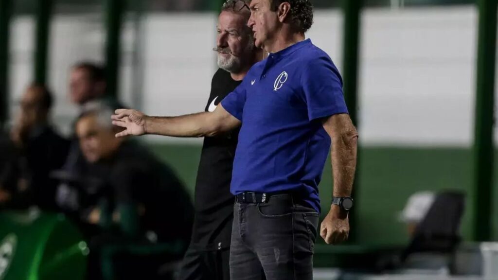 Cuca sai do Corinthians: Treinador Cuca conversa com auxiliar à beira do campo em jogo do Corinthians contra o Goiás no Brasileirão 2023