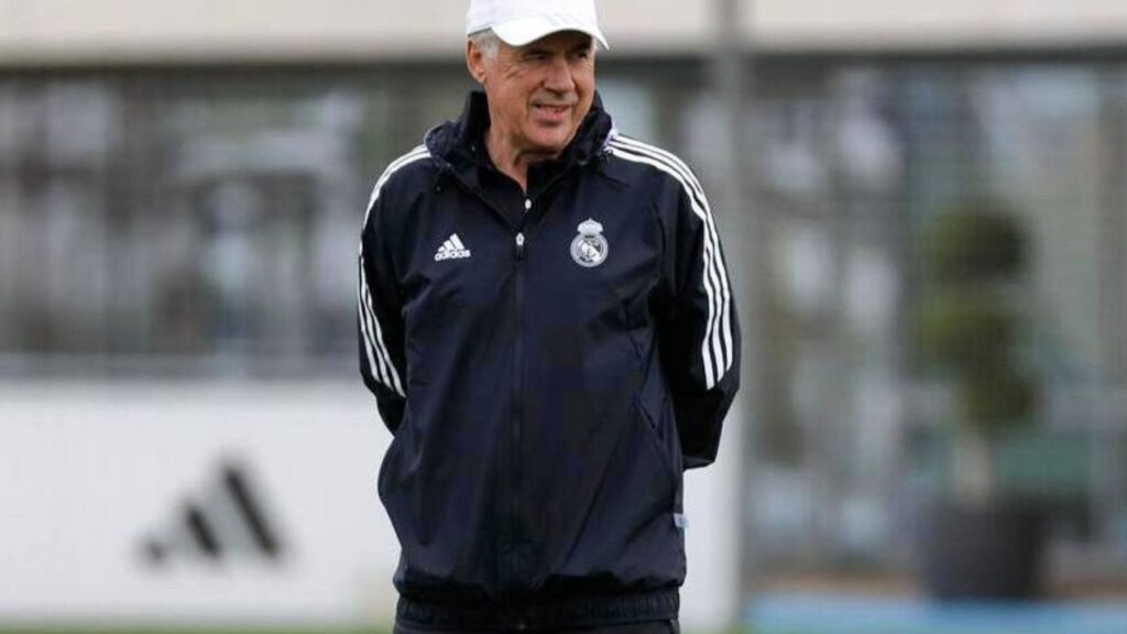 Treinador Carlo Ancelotti com agasalho em treino do Real Madrid em 2023
