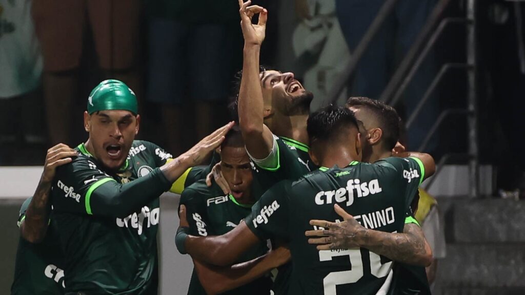Palmeiras vence o Tombense e leva boa vantagem na 3ª fase da Copa do Brasil - Jogadores do Palmeiras se abraçam em torno de Flaco López para comemorar o gol que o argentino marcou