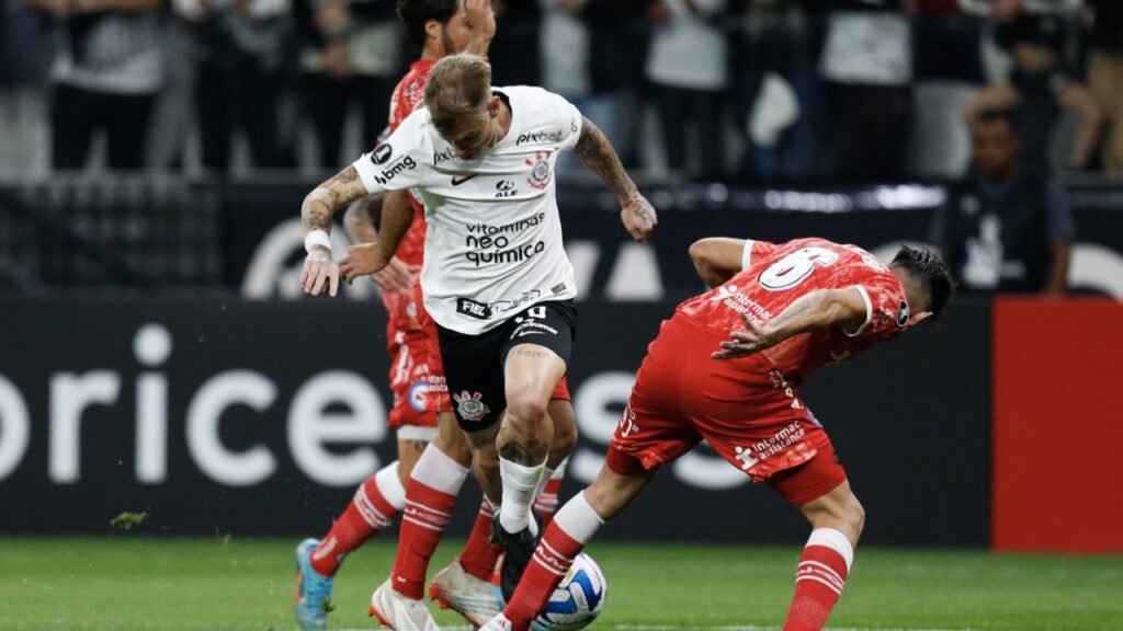 Corinthians perde do Argentinos Juniors em casa, pela Libertadores - Roger Guedes é desarmado na tentativa de passar no meio de 2 adversários do Argentinos Juniors