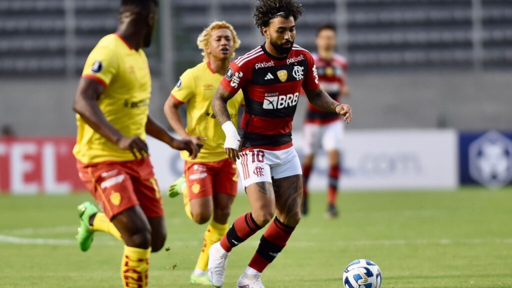 Fora de casa e de virada, Flamengo perde do Aucas, estreante na Libertadores - Gabigol carrega a bola em jogo do Flamengo e é acompanhado de perto pela marcação do Aucas