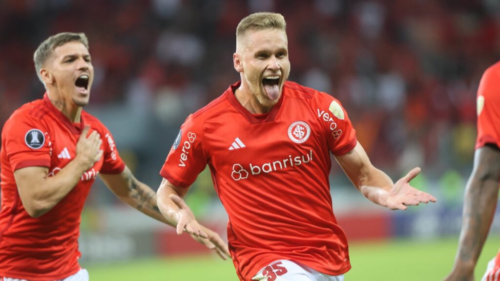 Com gol no fim, Inter vence o Metropolitanos e assume liderança do Grupo B da Libertadores - Alemão comemora o gol marcado no fim, que deu a vitória ao Inter diante do Metropolitanos