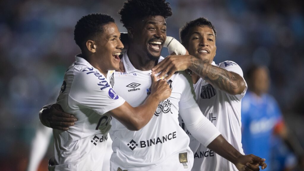 Santos vence na estreia da Sul-Americana com gol no fim, contra o Blooming - Eduardo Bauermann, zagueiro do Santos, comemora o gol ao lado de seus companheiros de equipe