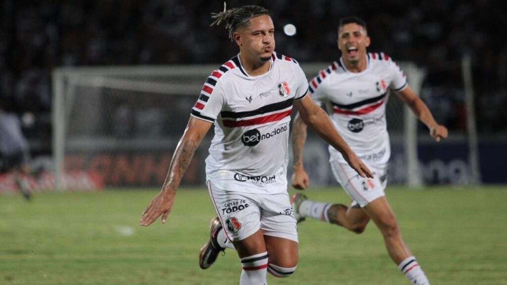 Ypiranga contrata Gedoz: Meia Felipe Gedoz e zagueiro Ítalo Melo, ao fundo, comemoram gol do Santa Cruz