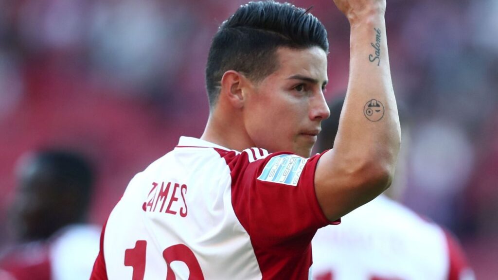 James Rodríguez deixa o Olympiacos: Meia James Rodríguez, do Olympiacos, comemora gol com braço levantado