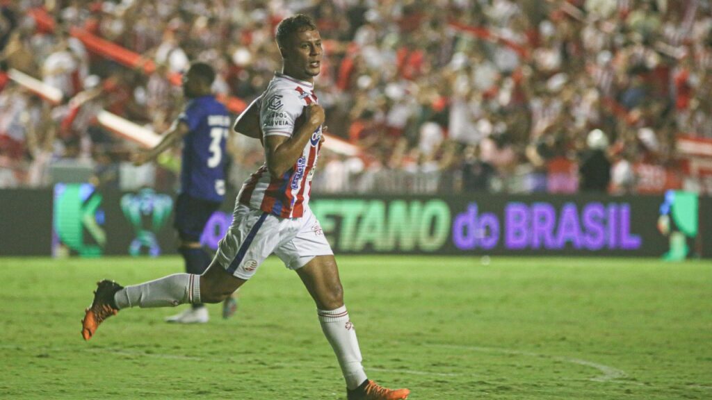 Náutico vence o Cruzeiro e complica Raposa na 3ª fase da Copa do Brasil - Gabriel Santiago, do Náutico, corre para comemorar o gol marcado em cima do Cruzeiro, pela Copa do Brasil