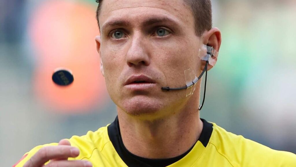 Copa do Mundo Sub-20: Árbitro Ramon Abatti Abel sorteia lados do campo com moeda em jogo do Palmeiras em 2022