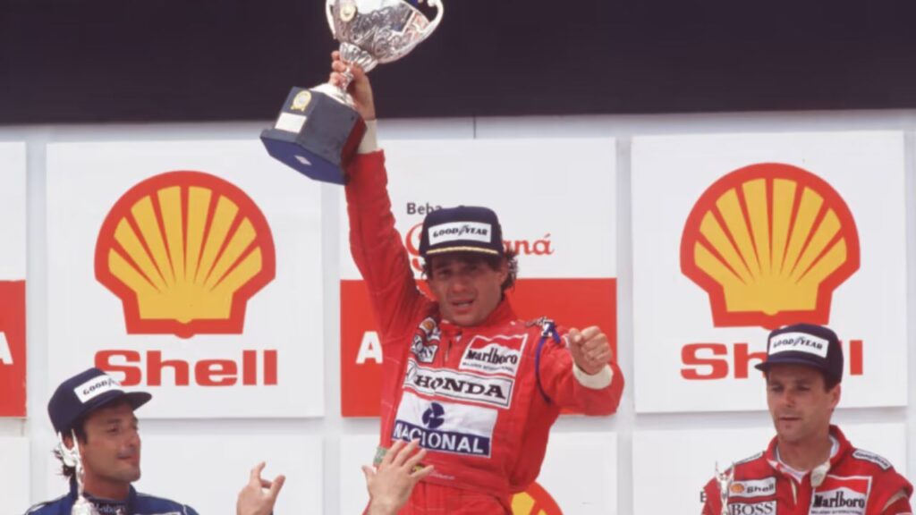 Ayrton Senna é o Patrono do Esporte Brasileiro: Piloto brasileiro Ayrton Senna segura troféu no lugar mais alto do pódio da Fórmula 1