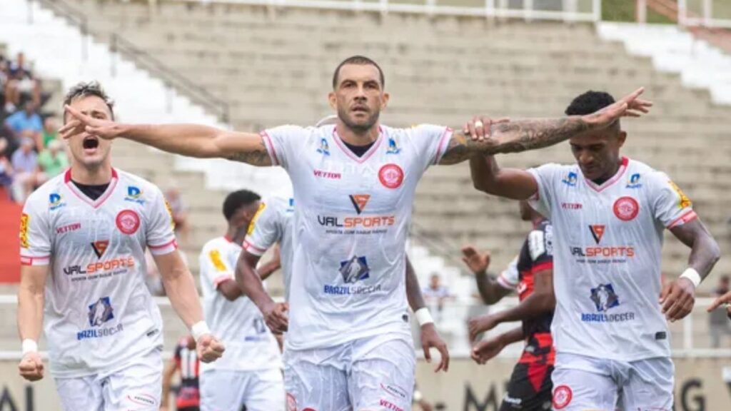 Tombense goleia o Ituano: Atacante Fernandão e dois jogadores do Tombense comemoram gol contra o Ituano na Série B 2023