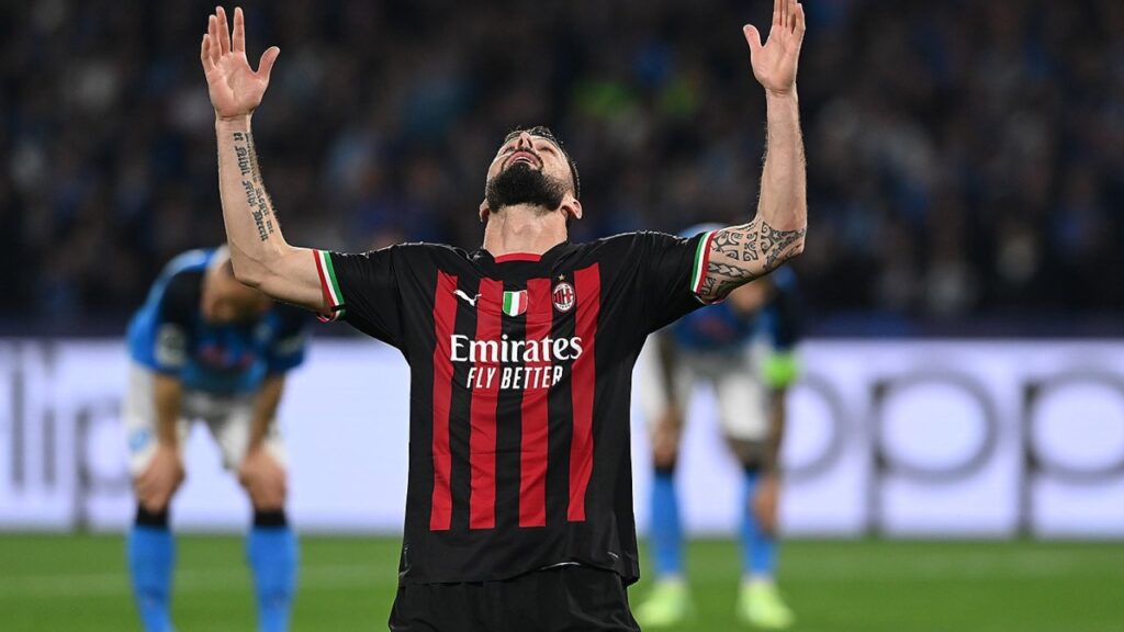 Milan empata com o Napoli e vai à semi da Champions após 16 anos - Giroud ajoelha e agradece aos céus após marcar o gol do Milan diante do Napoli