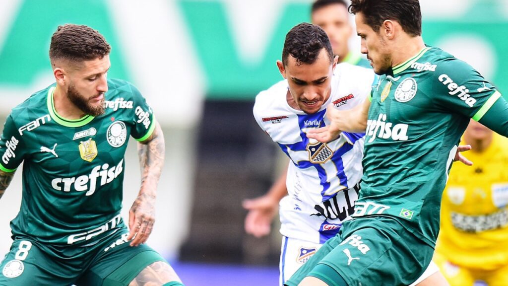 Palmeiras perde do Água Santa no 1º jogo da final do Paulistão 2023 - Disputa de bola entre o jogador do Água Santa com Zé Rafael e Raphael Veiga, do Palmeiras