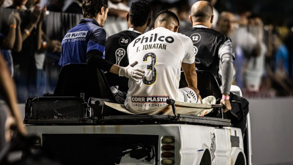 Lesão de Felipe Jonatan: De costas, lateral-esquerdo Felipe Jonatan, do Santos, sentado em carro-maca na Vila Belmiro, em jogo contra o Audax Italiano