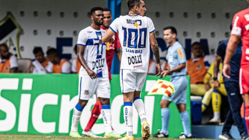Santos anuncia trio do Água Santa: Meia Gabriel Dias, em jogo do Água Santa contra o Red Bull Bragantino no Paulistão 2023. Bruno Mezenga ao fnudo.