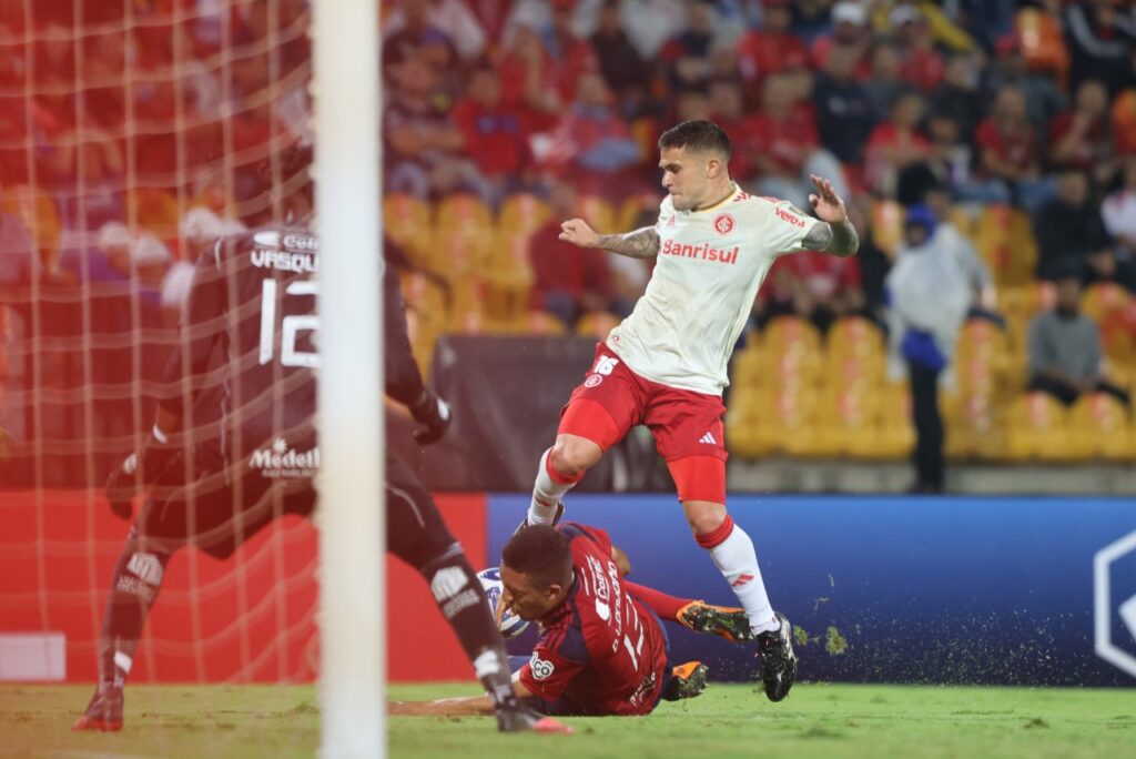 Fora de casa, Inter empata com o Independiente de Medellín em estreia na Libertadores - Ao fundo da foto, Bustos, do Internacional, tenta chute e é travado pelo adversário do Independiente de Medellín. Em primeiro plano, de costas, aparece o goleiro Vásquez, do time colombiano