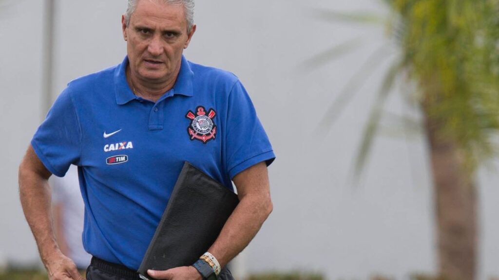 Corinthians quer Tite: Treinador Tite com camisa do Corinthians no CT Joaquim Grava em 2016