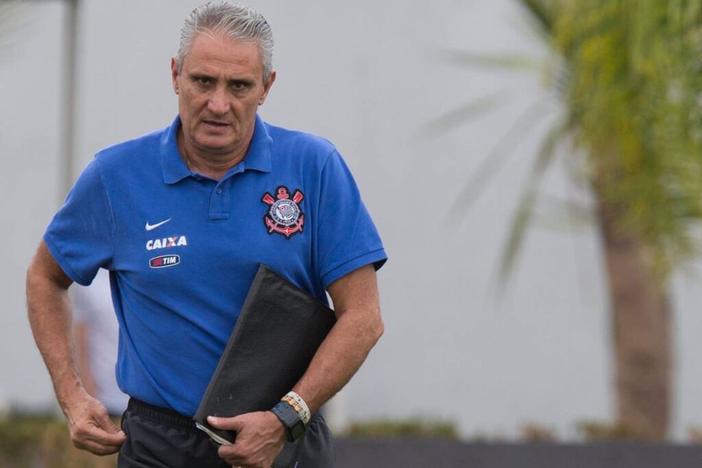 Corinthians quer Tite: Treinador Tite com camisa do Corinthians no CT Joaquim Grava em 2016