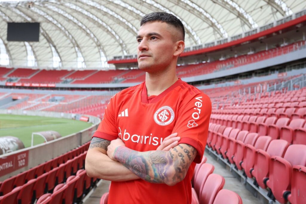 Inter apresenta Aránguiz: Volante Charles Aránguiz, do Internacional, com braços cruzados na arquibancada do Beira-Rio