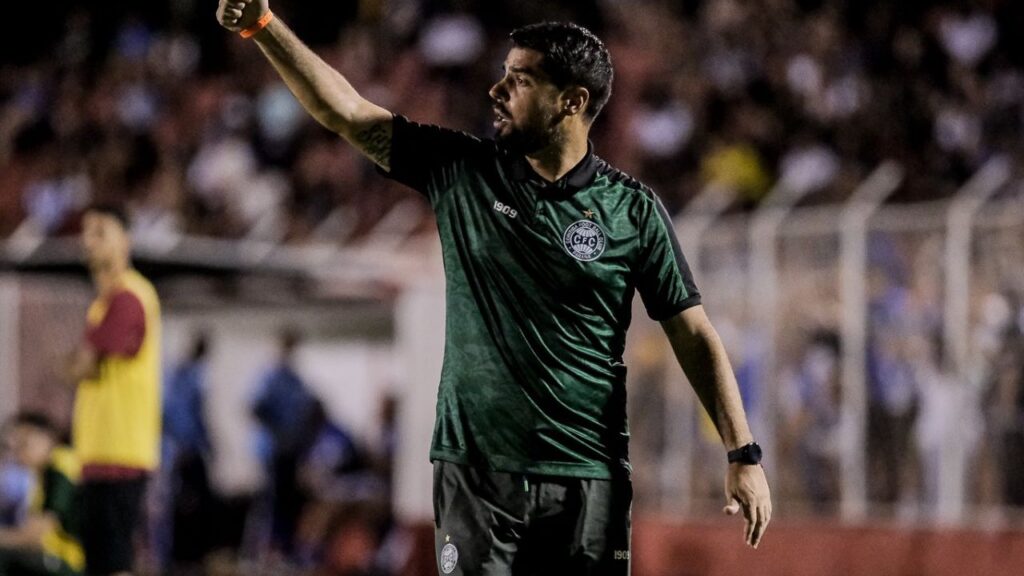 Coritiba demite António Oliveira: À beira do campo, treinador António Oliveira, do Coritiba