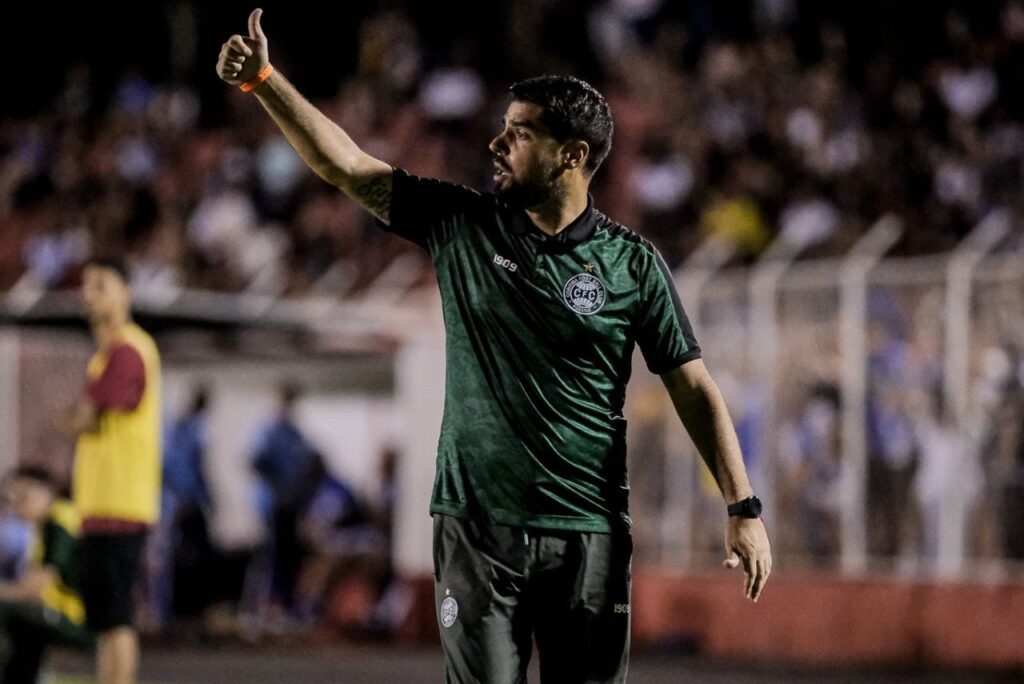 Coritiba demite António Oliveira: À beira do campo, treinador António Oliveira, do Coritiba