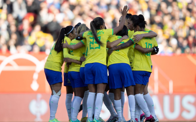 Brasil vence a Alemanha: jogadoras brasileiras comemoram gols, juntas, durante triunfo conquistado contra as alemãs.