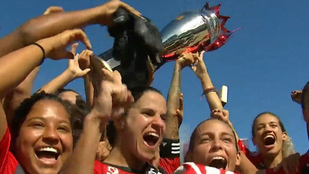 Beach Soccer: Jogadoras do Flamengo levantam taça do Circuito Brasil de Beach Soccer Feminino 2023