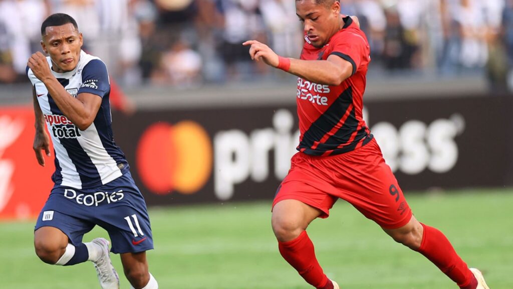 Athletico empata com o Alianza Lima em estreia na Libertadores 2023 - Vitor Roque carrega pelo meio enquanto é seguido por um marcador do Alianza Lima