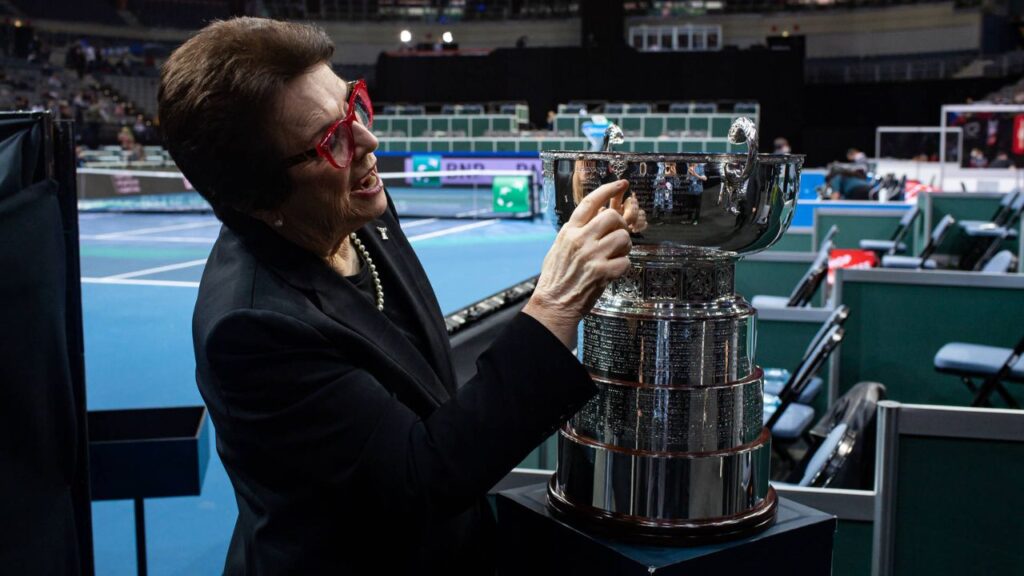 BJK Cup: Billie Jean King posa com taça da BJK Cup em 2021