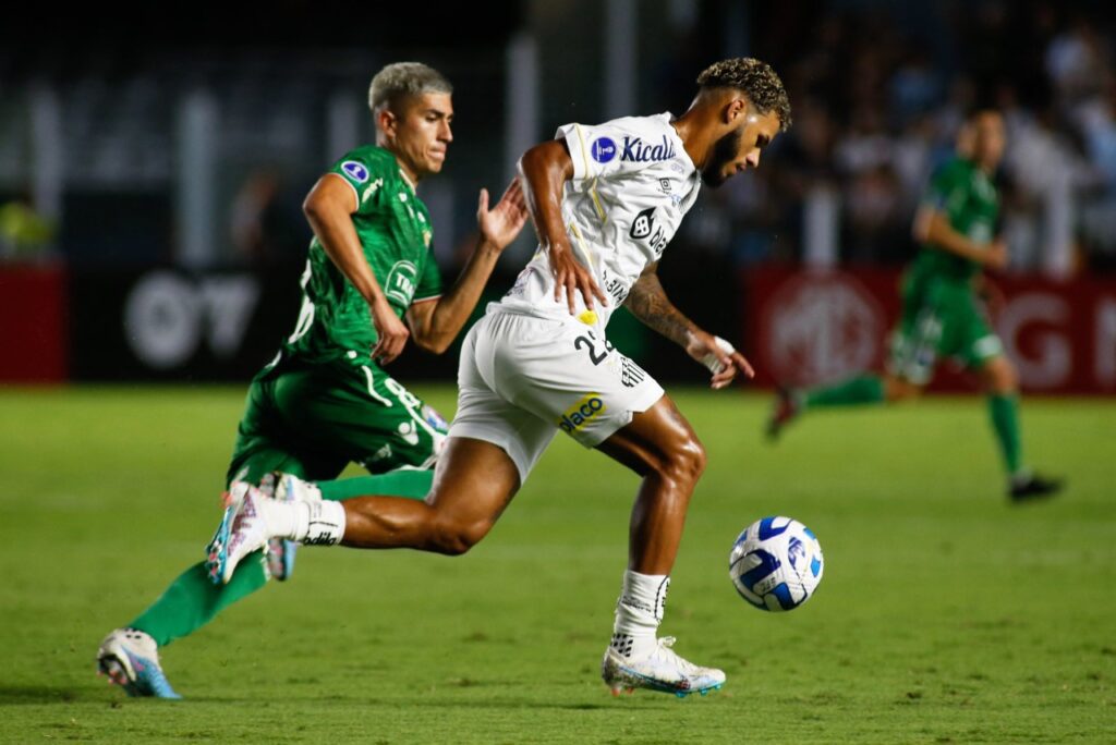 Com Neymar no camarote, Santos empata com o Audax Italiano pela Sul-Americana - Nathan, lateral do Santos, em disputa de bola com jogador do Audax Italiano