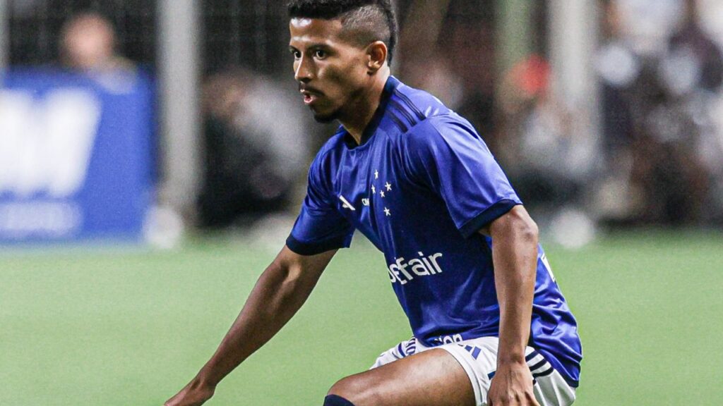 Avaí contrata Marquinhos Cipriano: Lateral Marquinhos Cipriano em jogo do Cruzeiro