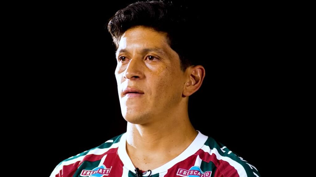 Cano elogia Fluminense: Em 1º plano, com fundo preto, atacante Germán Cano